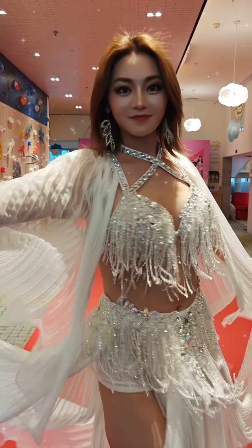 關嘉敏展示豐滿身材與白滑美腿。
