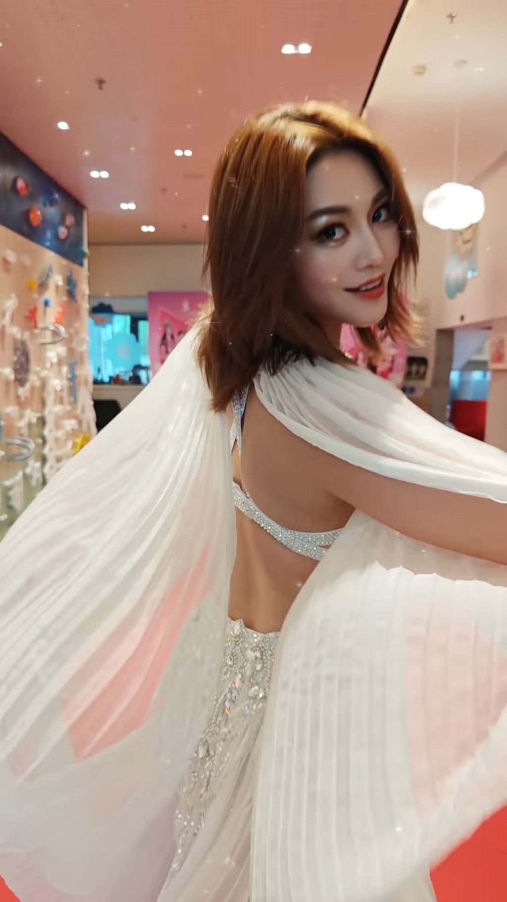 關嘉敏的白滑背部同樣吸引目光。