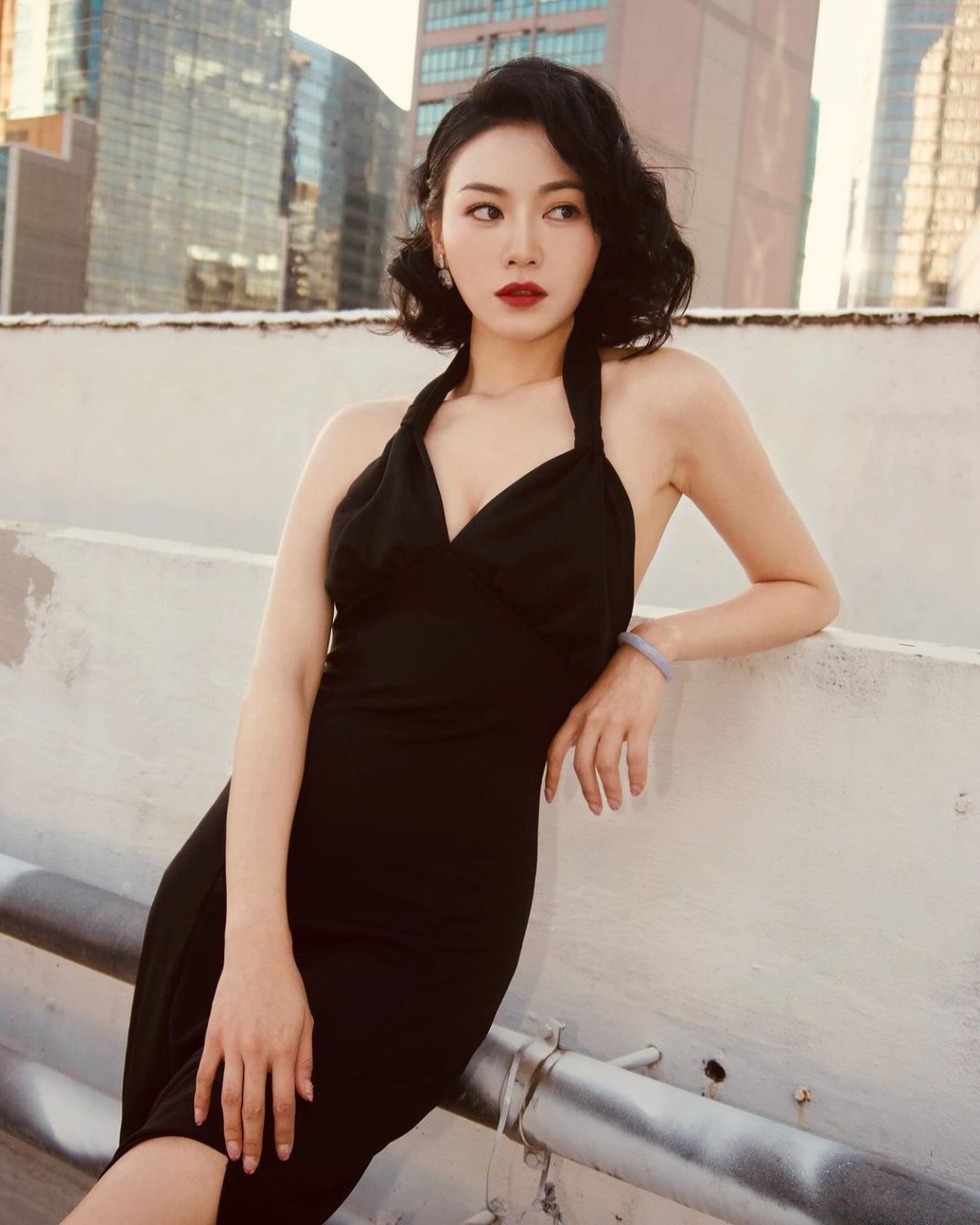 一向擅長模仿的關嘉敏,扮演《賭聖》中的經典角色「綺夢」。