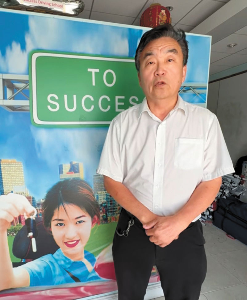 柏志剛校長在成功駕校接受本報專訪。 李強攝