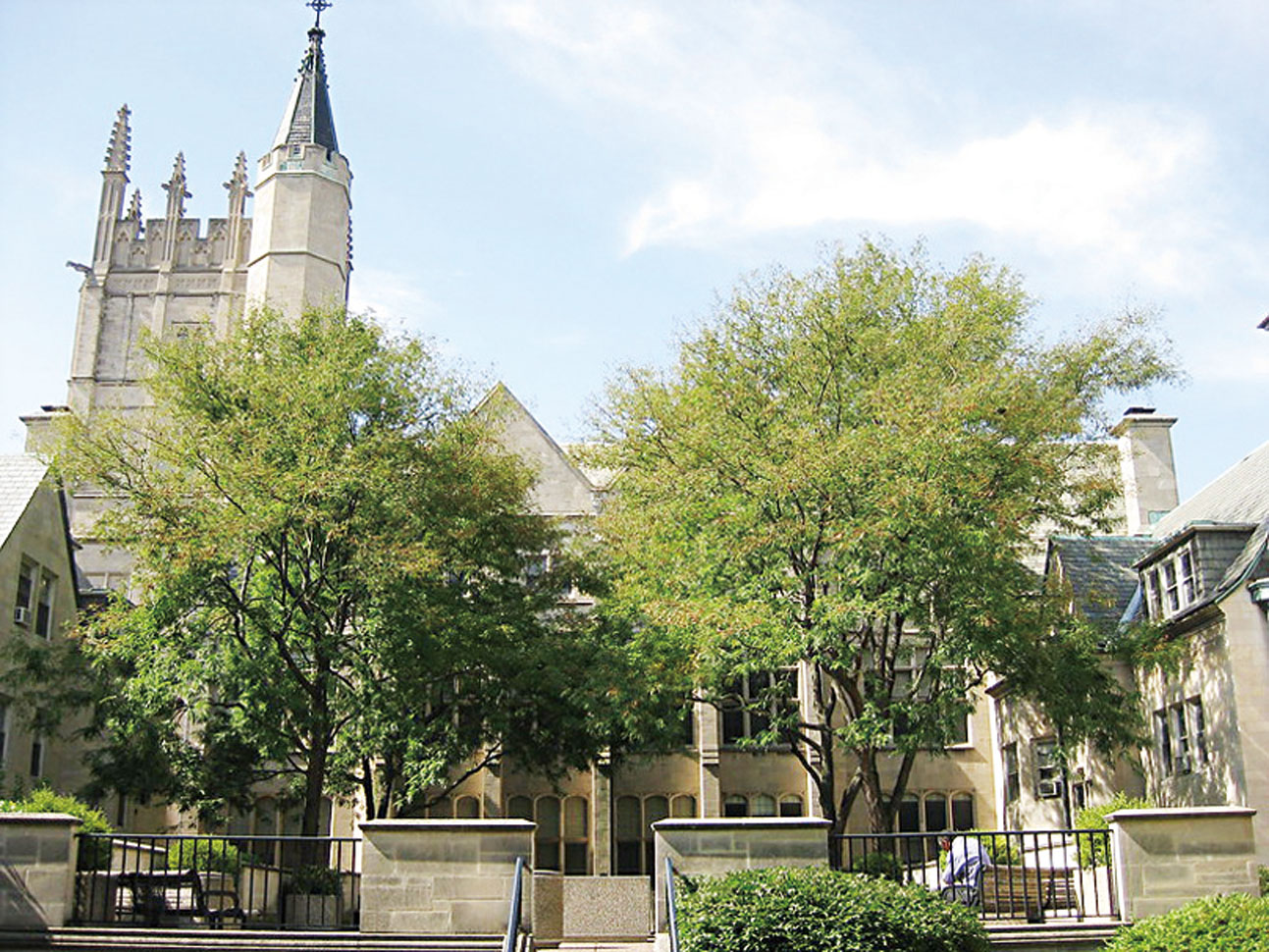 伊州著名的西北大學（ Northwestern University ），私立研究型大學，成立於1851年。今年度大學排名略下滑至第九名。
