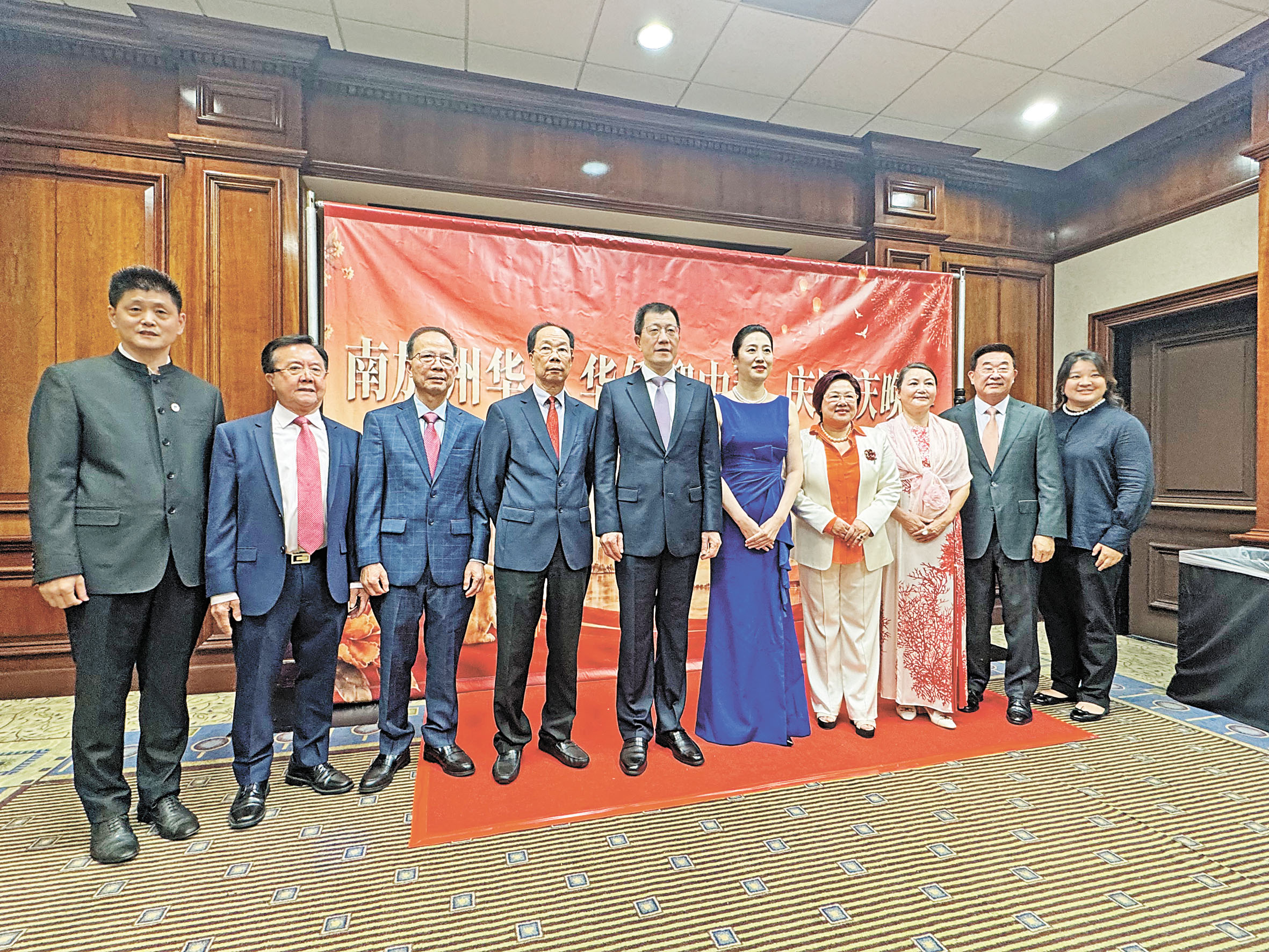 郭少春(左5)、王薇(右5)與大會主席團成員合照。記者陸新攝