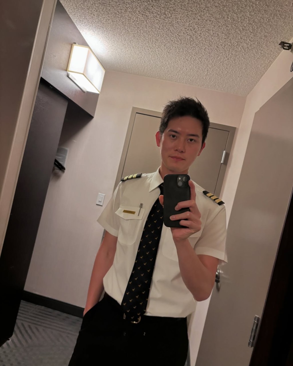 盛勁為身穿機師制服的造型相當醒目。