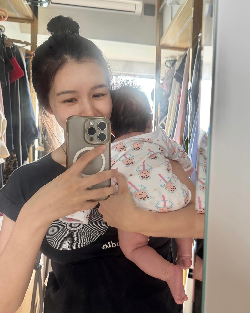 麥明詩的兒子多以背面或側面出現在照片中。