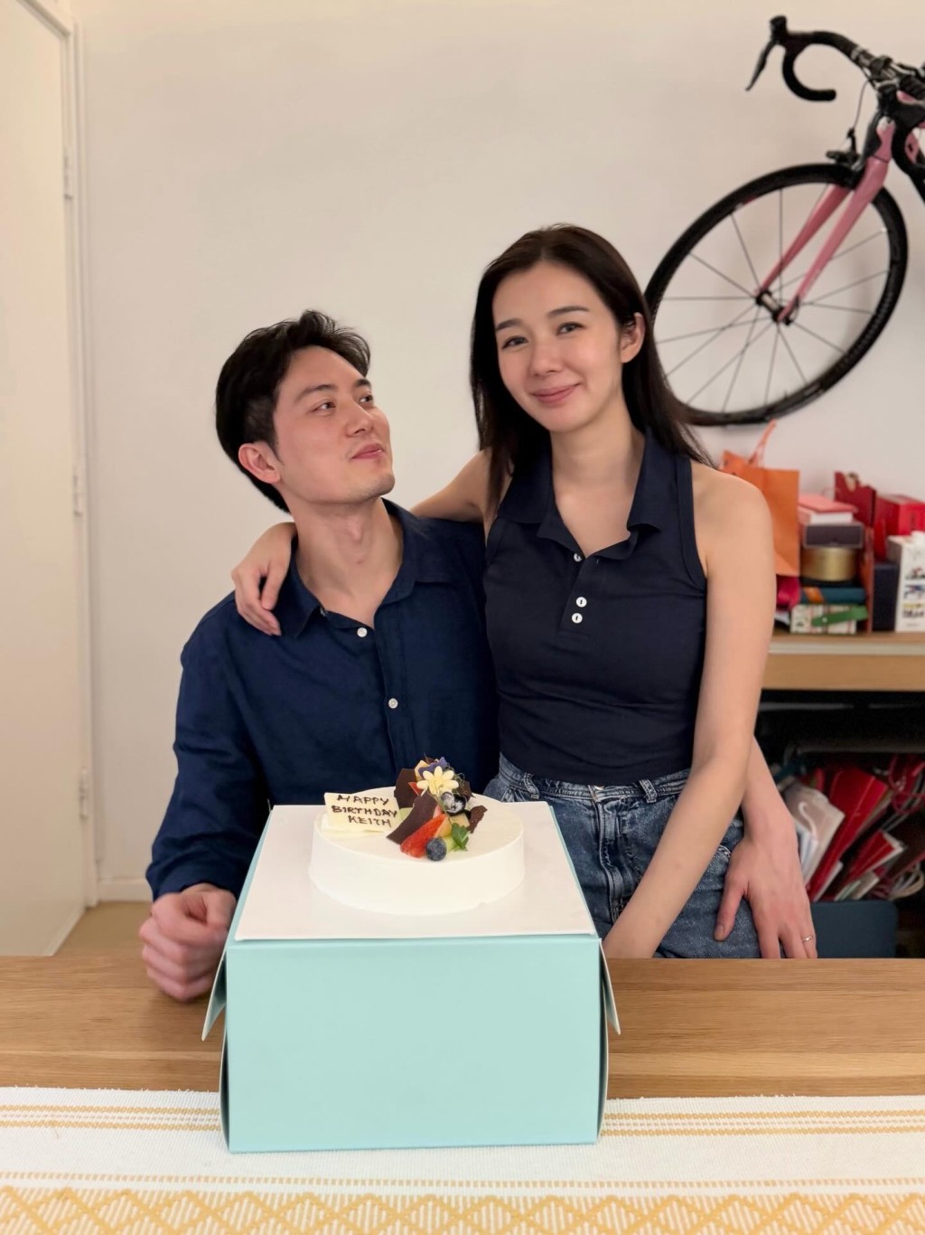 麥明詩甜蜜地坐在丈夫盛勁為的大腿上，為他慶祝生日。
