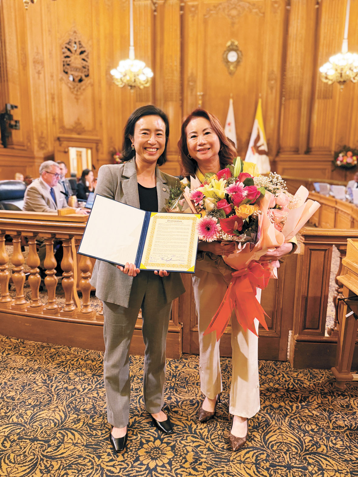 市參事陳詩敏（左）向三藩市警察局高級行政分析師梁林靜宇頒發表彰狀，肯定她逾30年服務市府及華人社區的貢獻。記者蘇婕雅攝