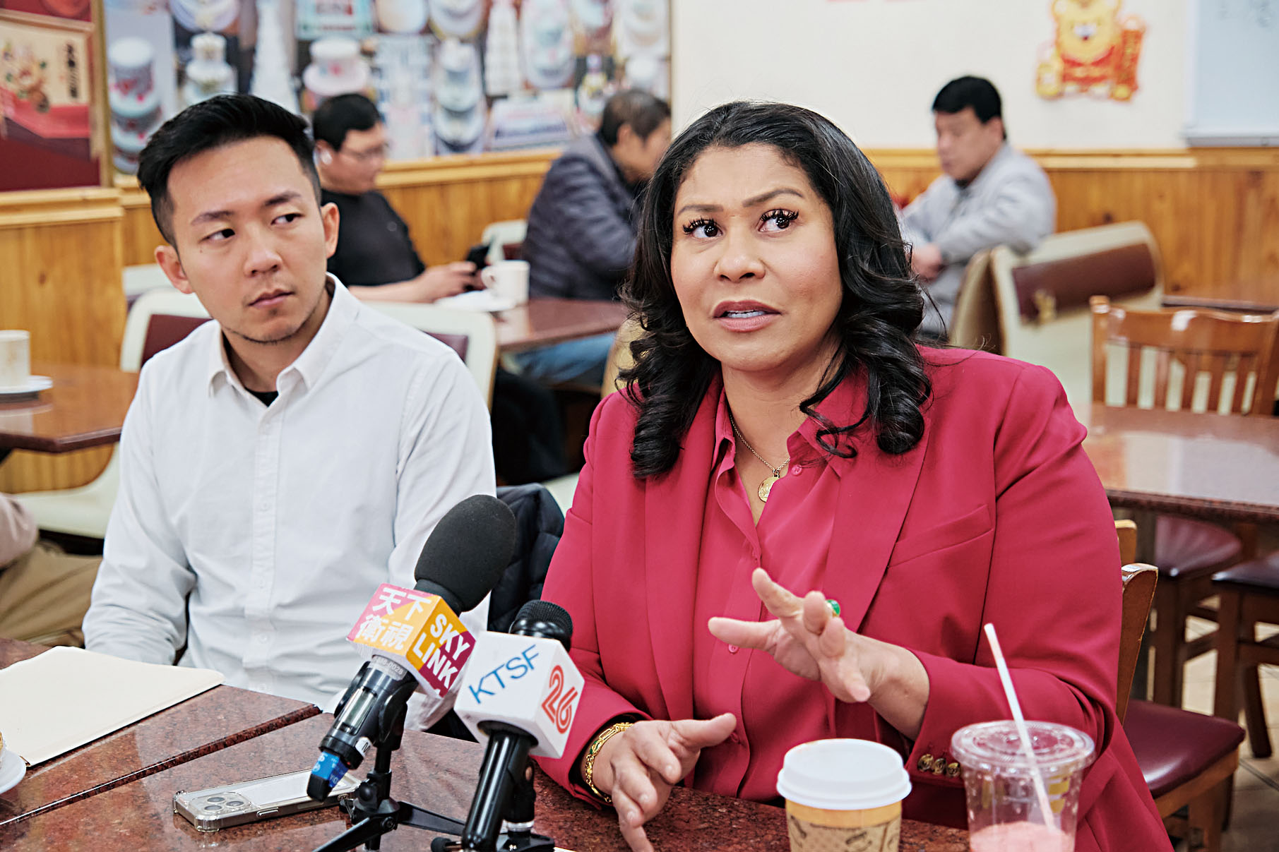 毛皓延曾任前市長布里德競選團隊的亞太裔地方組織和媒體主任，圖為他2024年5月隨布里德到華埠召開華文媒體圓桌會。本報資料圖片
