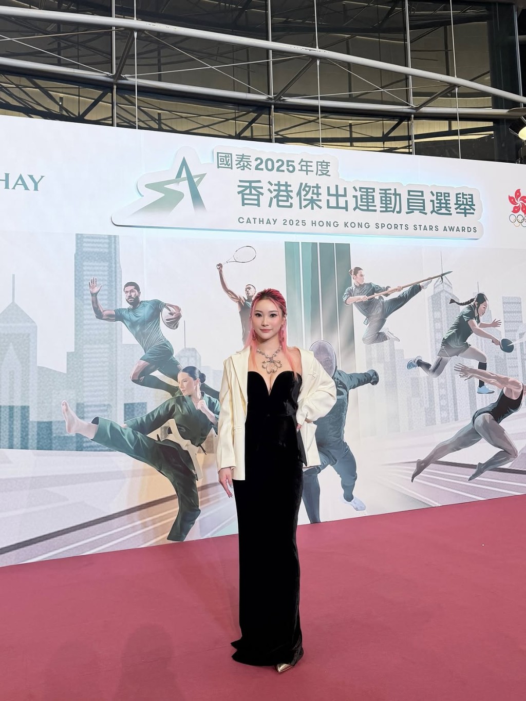 沈曉榆穿上晚裝參加傑出運動員典禮。