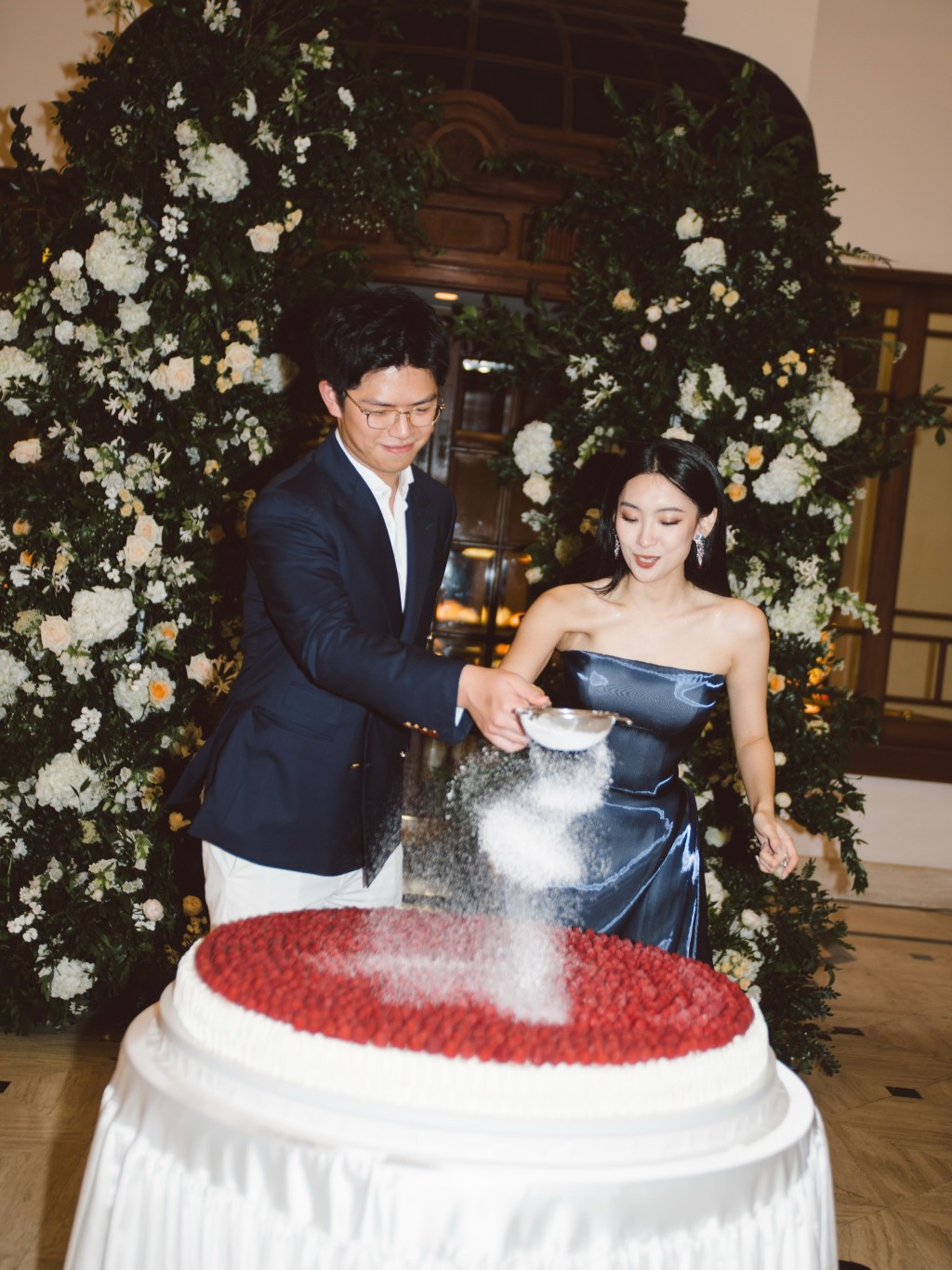 訂婚宴上,楊培琳與未婚夫Jay一同為草莓蛋糕裝飾。