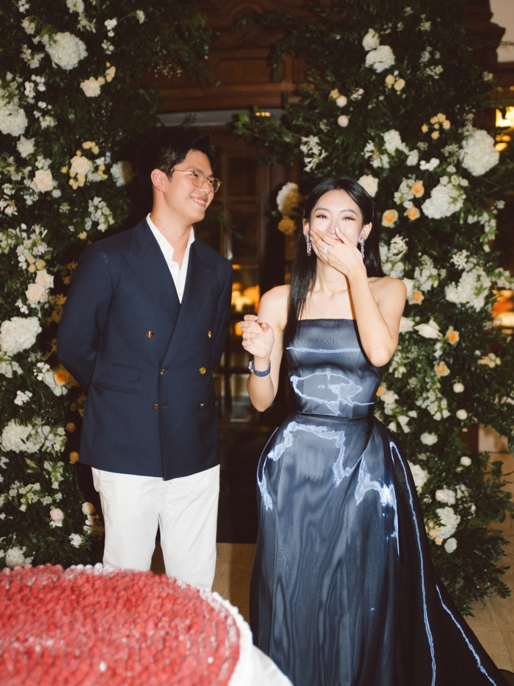 未婚夫滿臉寵愛地看著掩面甜笑的楊培琳。