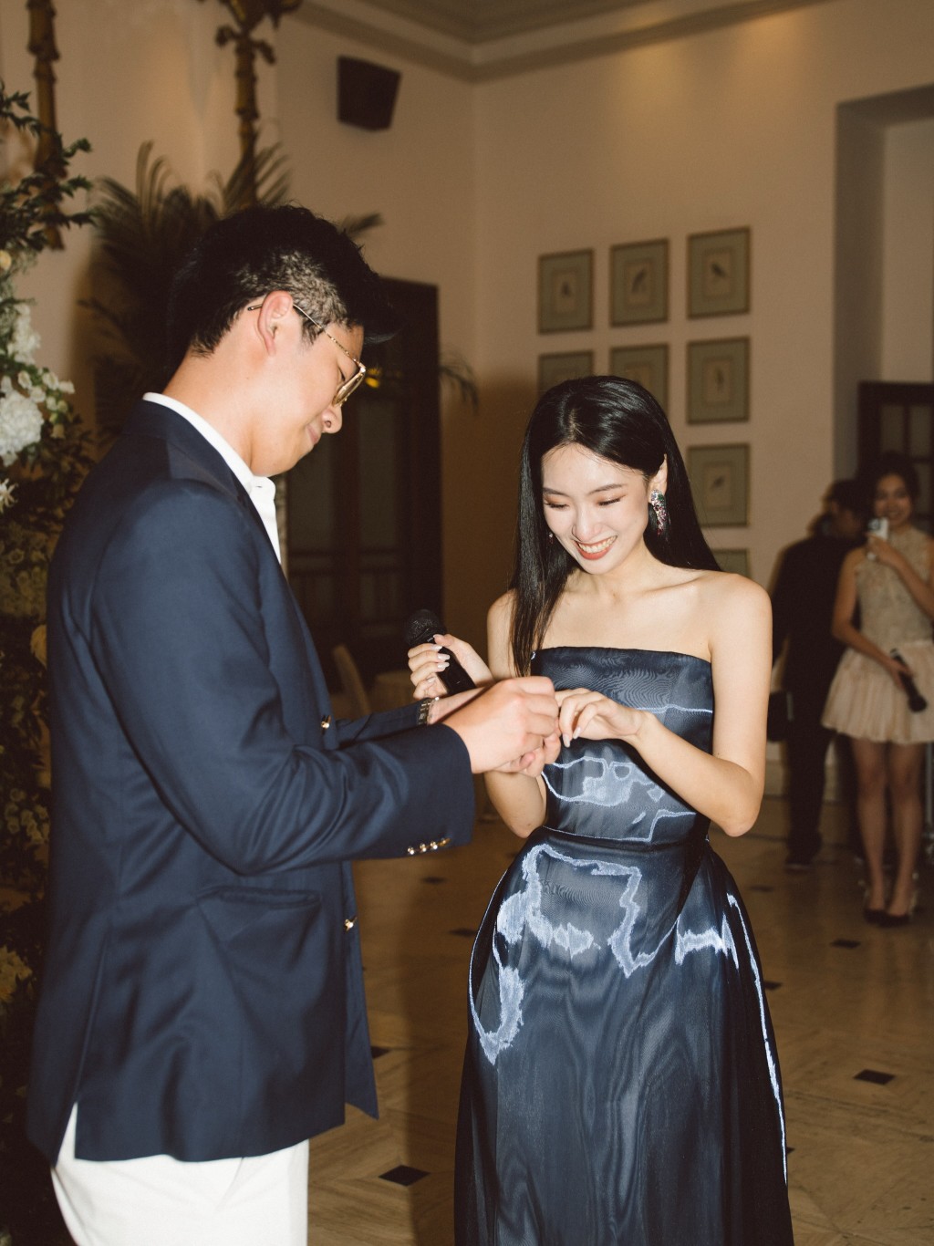 Jay親自為楊培琳戴上訂婚鑽戒。