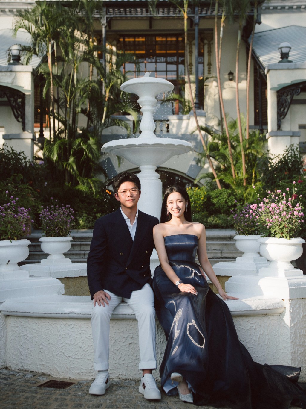 楊培琳與未婚夫在歐陸風噴水池前合影,外型匹配。