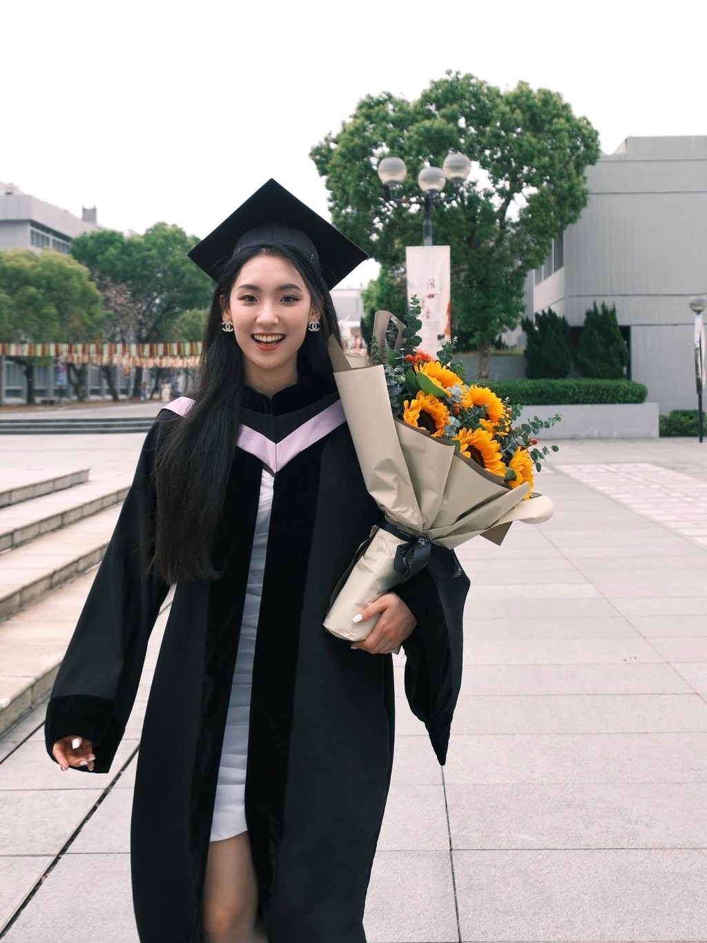 楊培琳手持太陽花拍攝中文大學畢業照片。