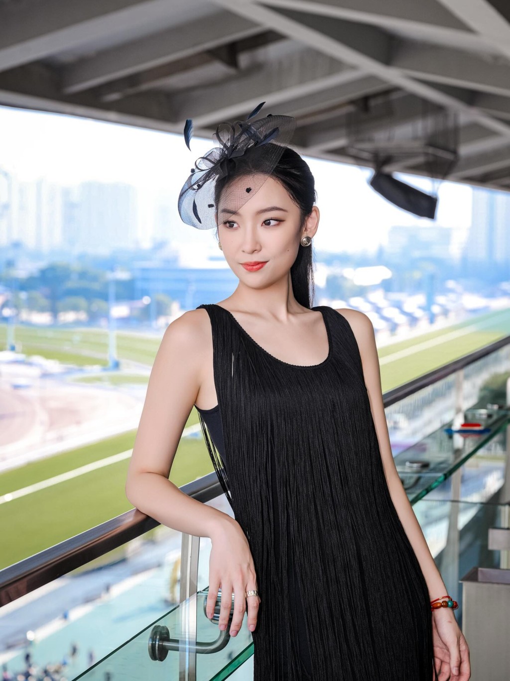 楊培琳以復古網紗造型現身馬場,氣質高貴。