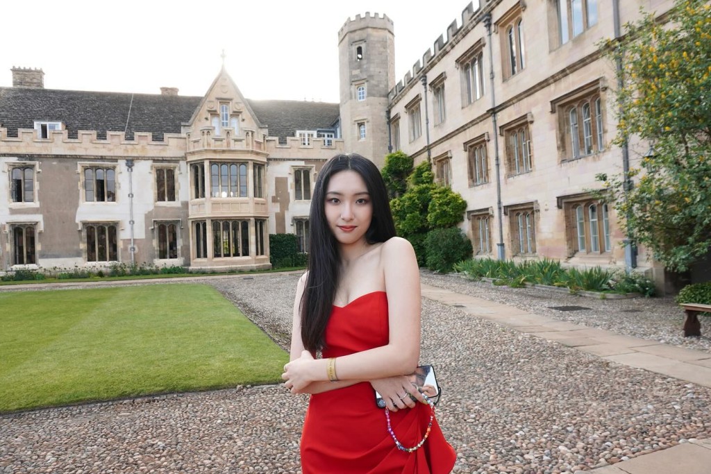 楊培琳曾身穿紅色晚裝前往英國劍橋大學。