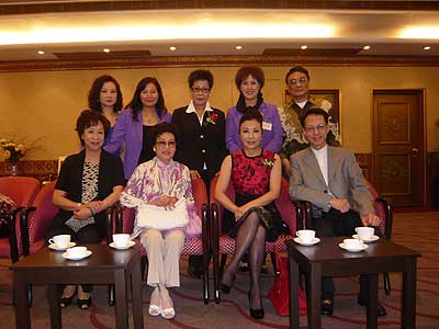 宋宛穎的外婆蔡碧芝(後排右二)是澳門粵劇名伶,曾與汪明荃、李香琴、譚炳文等出席活動。