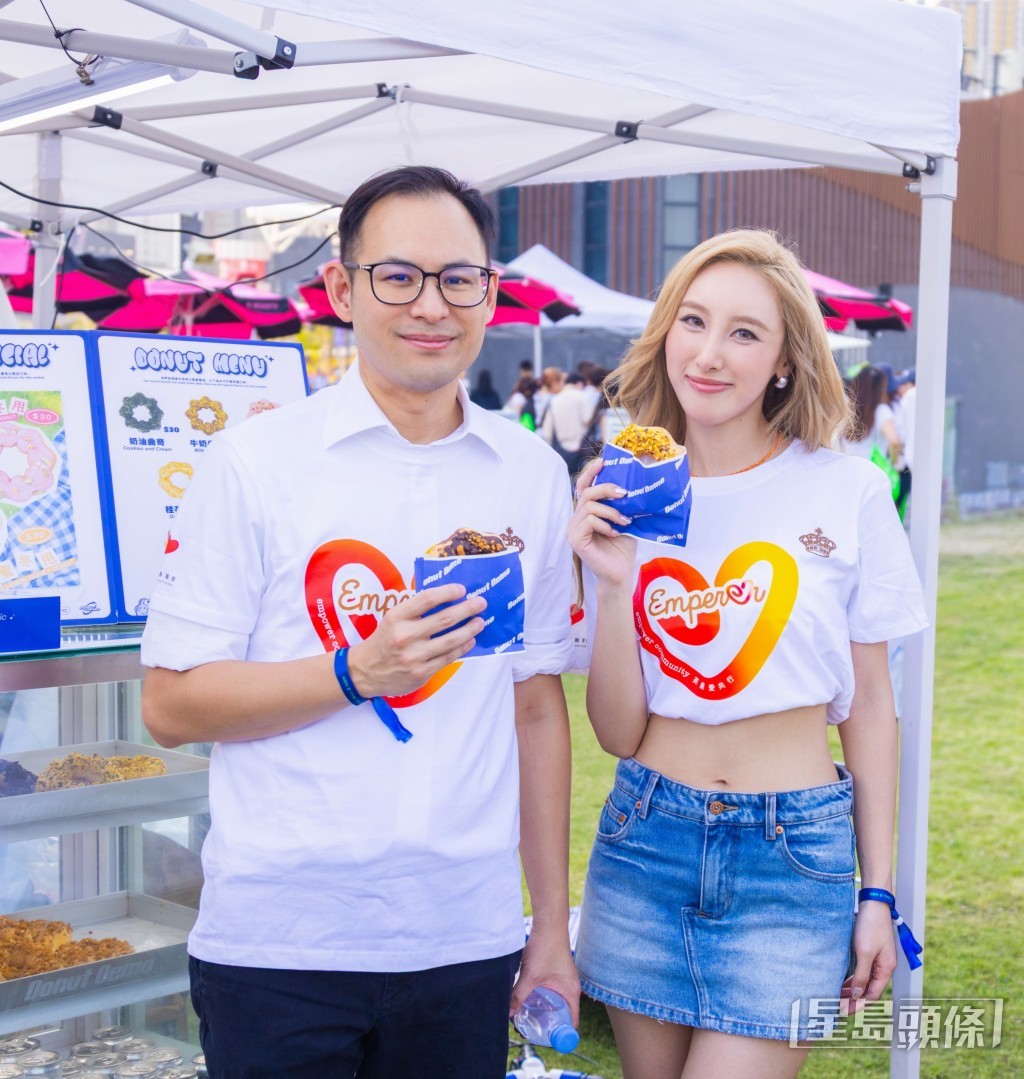Alex與Angela一同走訪活動的攤位及美食大道，積極消費支持小商戶。