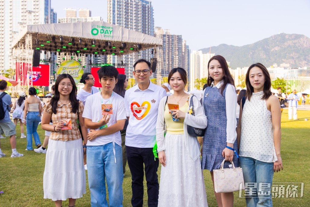 Alex不僅邀請了超過40名來自各大青年組織的年輕人參與，亦組織英皇集團實習生一同投入攤位工作。