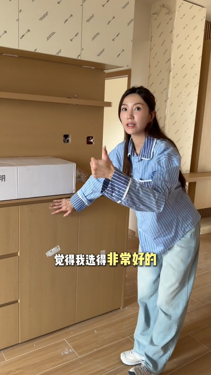 吳若希對自己親自挑選的訂造櫃感到相當滿意。