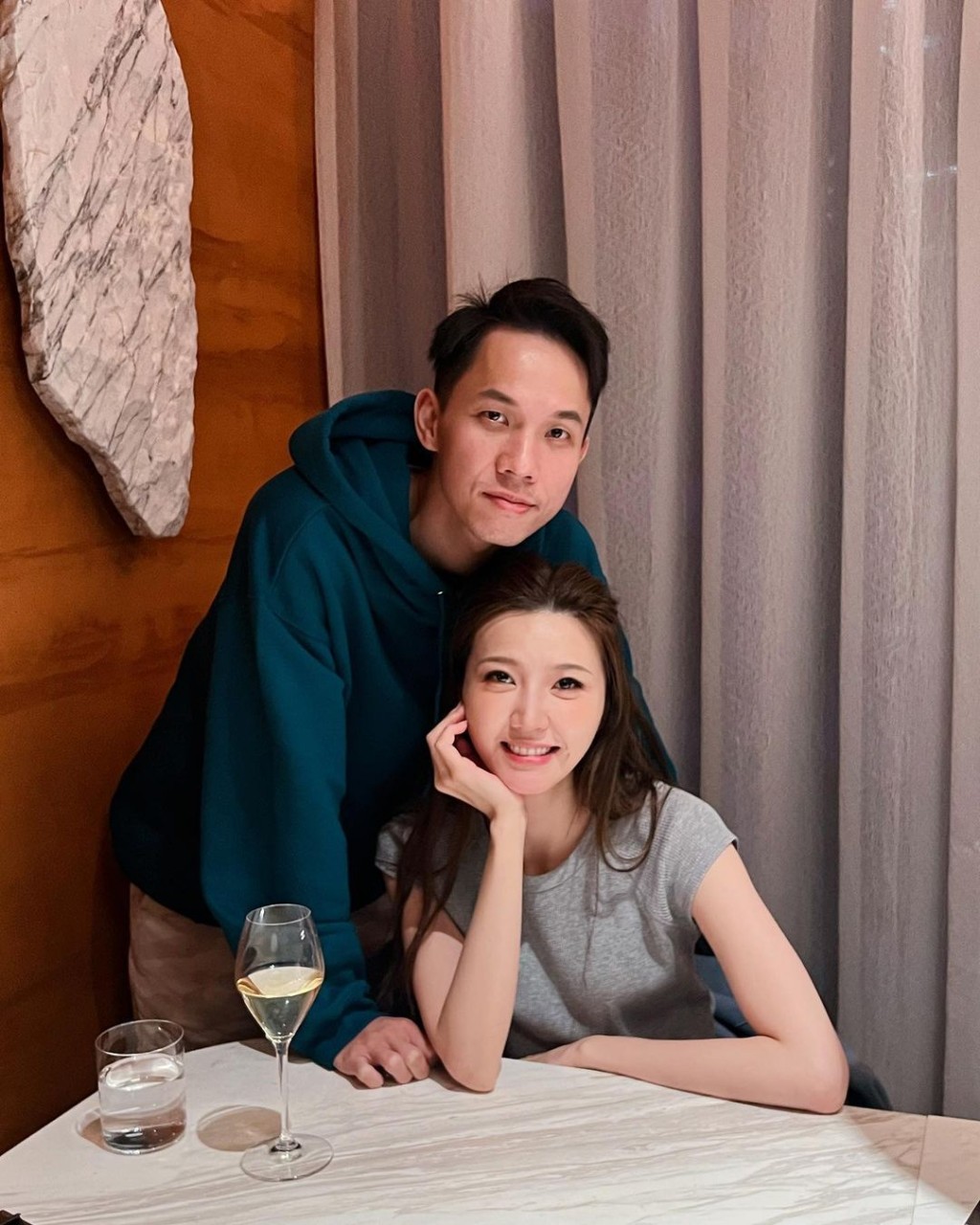 有指吳若希丈夫何兆鴻家底豐厚,在澳門從事洋酒代理、經營團購網,並入股眼鏡品牌。