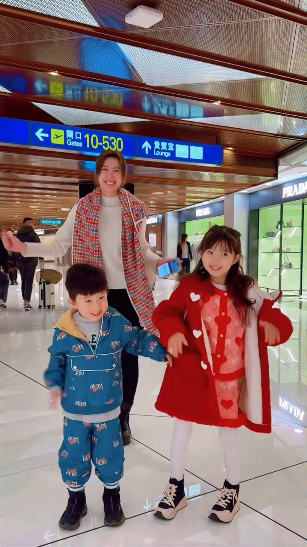 片中吳若希與子女隨著音樂扭動身體,大跳洗腦舞步,畫面可愛。