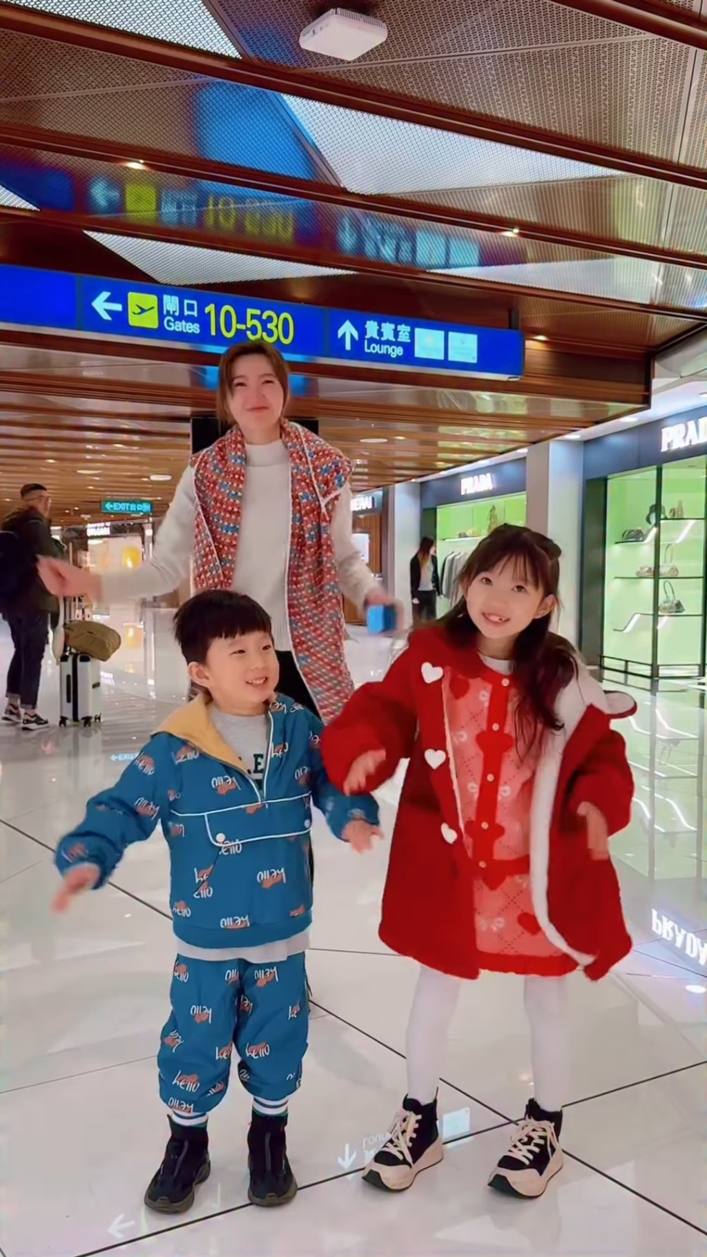片中吳若希與子女隨著音樂扭動身體,大跳洗腦舞步,畫面可愛。
