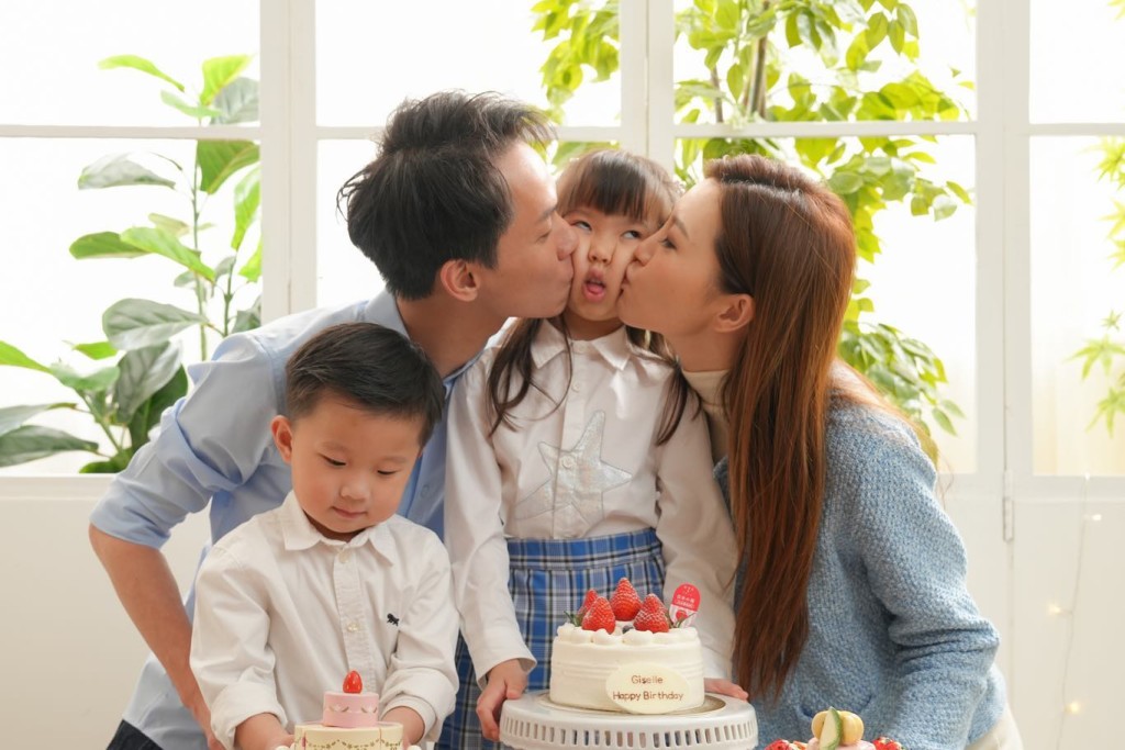 Giselle 6歲生日時,被父母親吻拍照,壽星女翻起白眼。