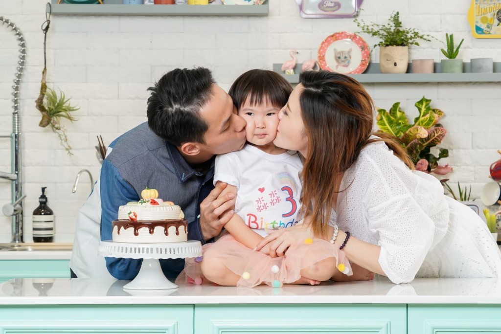 Giselle 3歲生日時,被父母親吻拍照。
