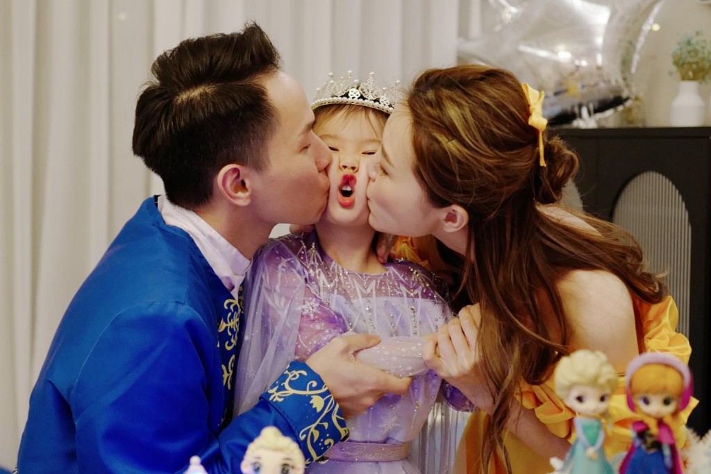 Giselle 5歲生日時,被父母親吻拍照。