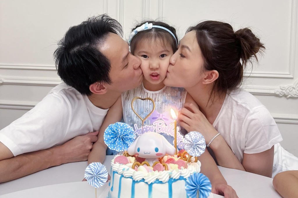 每年女兒生日,吳若希與丈夫何兆鴻會一左一右用力親吻Giselle。