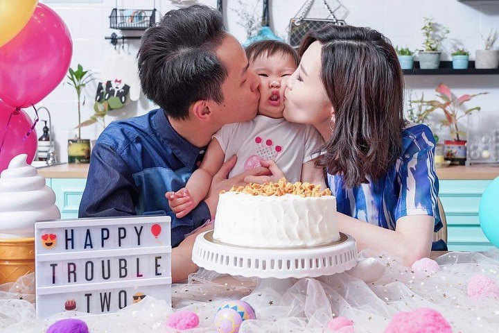 Giselle 2歲生日時,被父母親吻拍照,壽星女已想反抗。