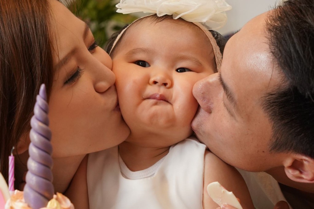 Giselle 1歲生日時,被父母親吻。