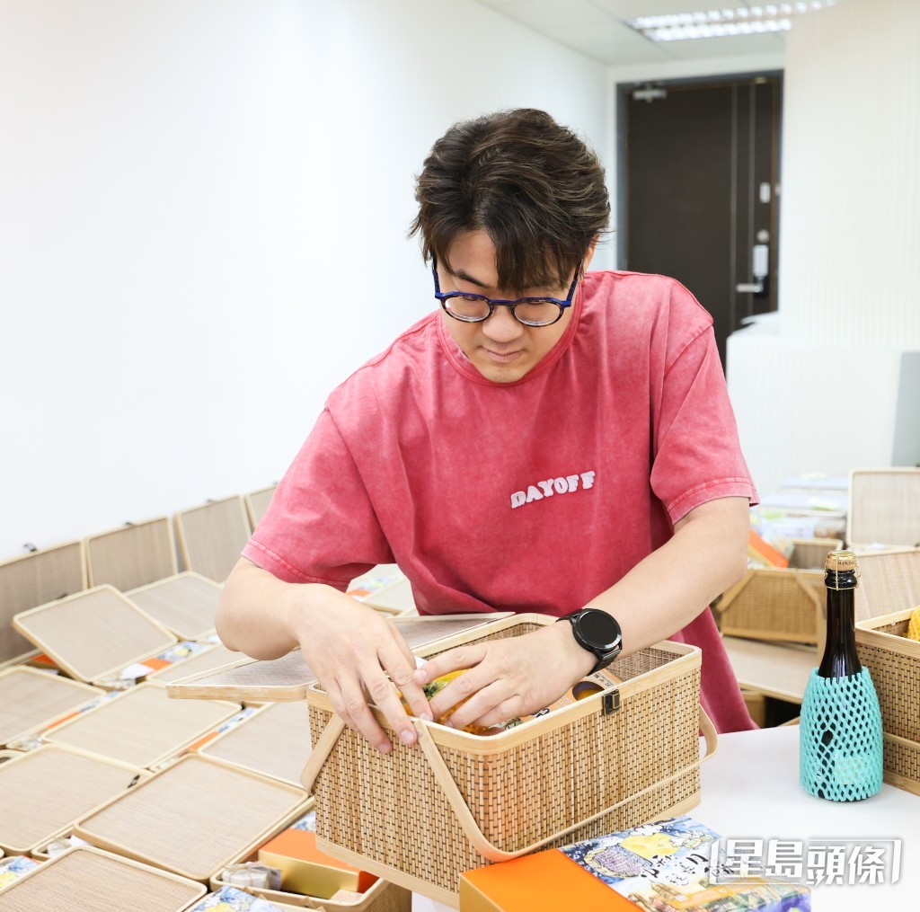 羅啟豪誠意十足，親手為禮品進行包裝。
