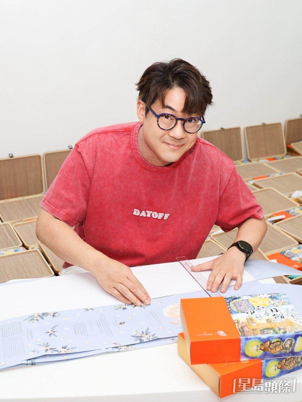 啟豪更在禮品上親自簽名。