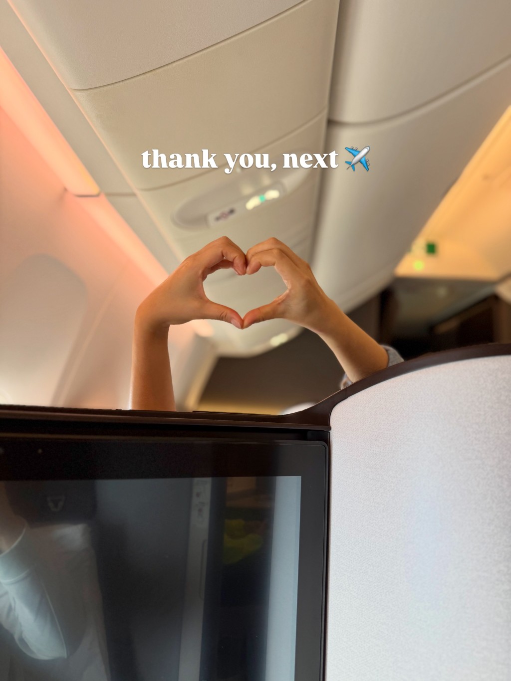黃碧蓮在飛機上俏皮地做出心形手勢,並配上「thank you, next」字句。