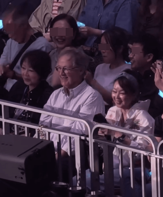 疑似譚詠麟胞姊的女士,臉上掛著溫婉的笑容。