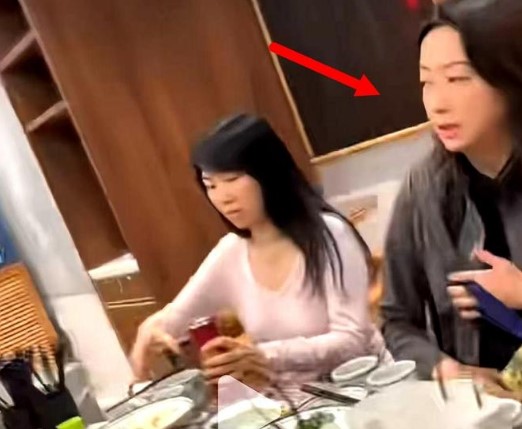 網民指譚詠麟當時與「紅顏知己」朱穎婷同行。
