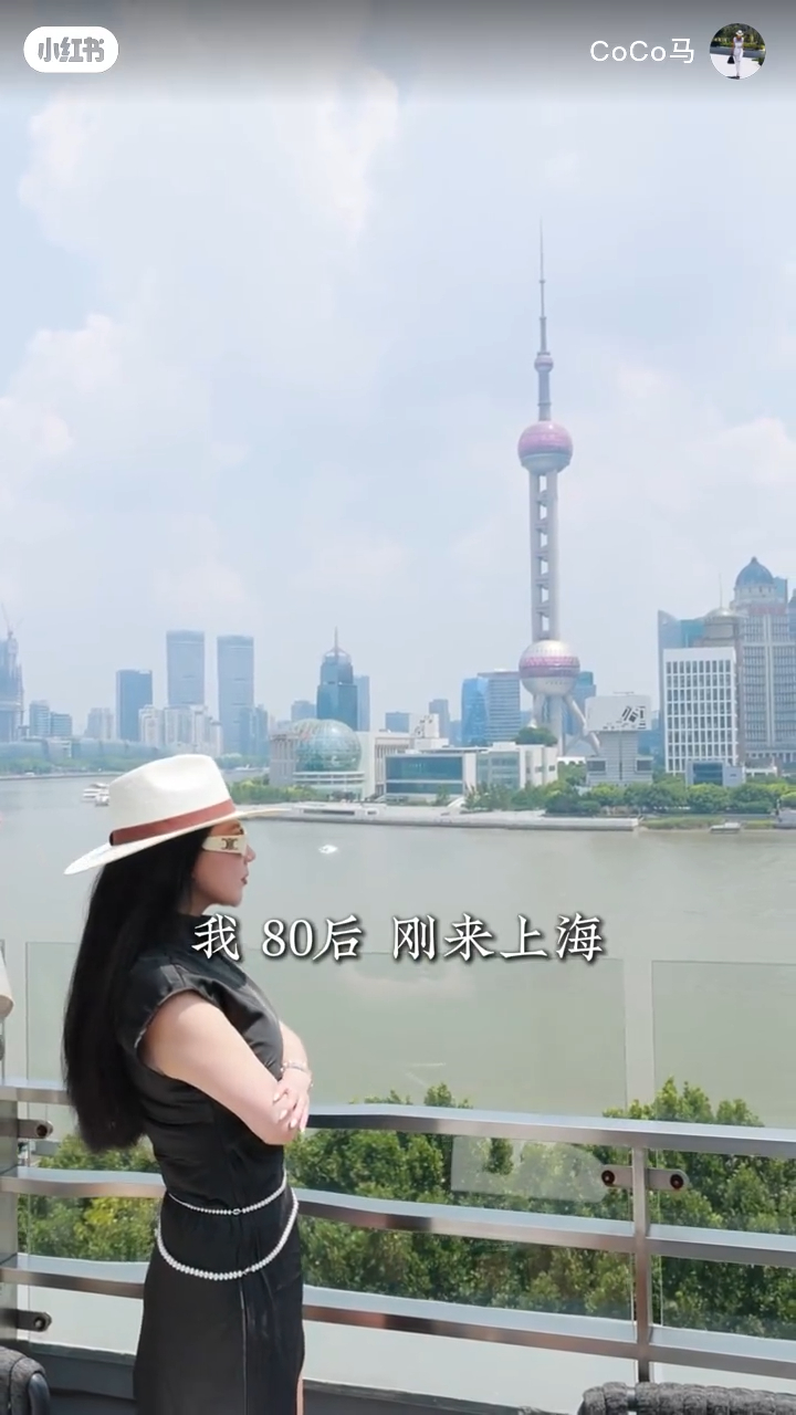 另一角度可見欄杆明顯彎曲,被懷疑照片經過修圖。