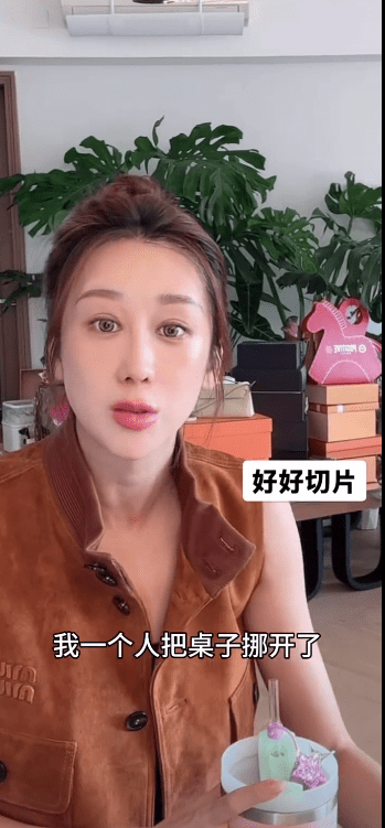 蔣麗莎略帶委屈地說,為了家中修理工作,她曾一人搬開那張沉重的桌子。