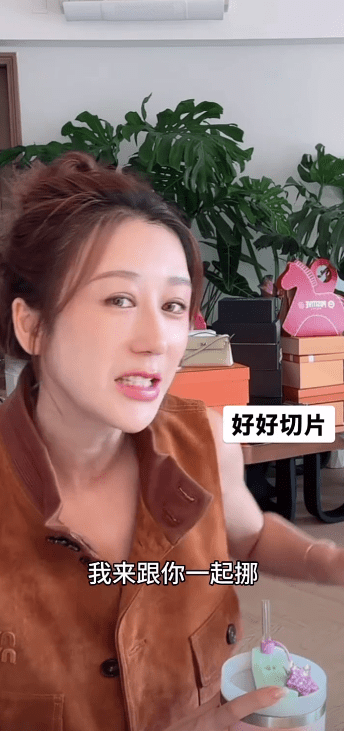 蔣麗莎模仿陳浩民當時緊張地對工人說要一起幫忙,語氣既生氣又無奈。