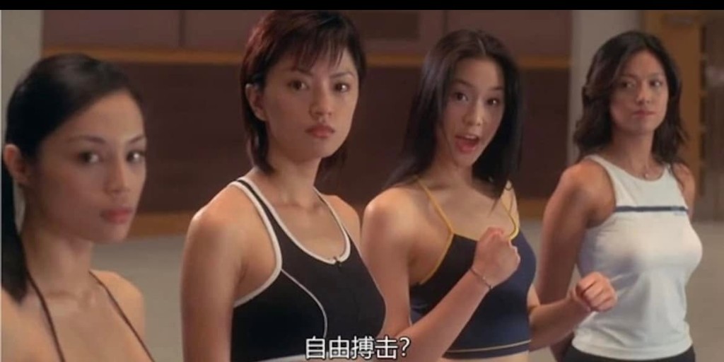 傅天穎（左二）當年參演港產片《靚女差館》，以短髮女警造型亮相。