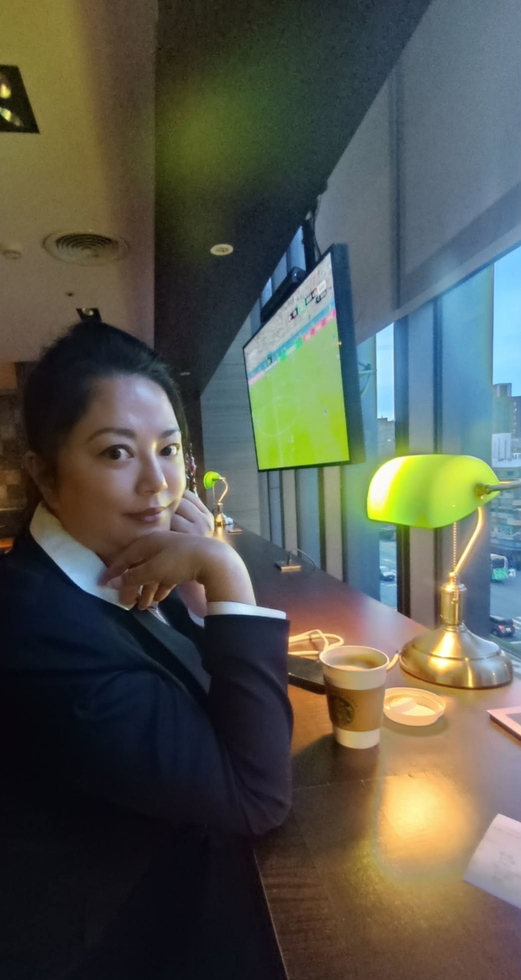 傅天穎以地產女強人姿態托腮留影，神情從容。