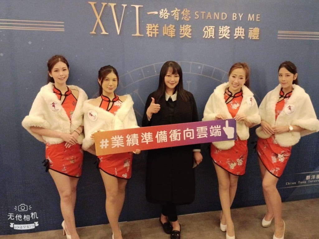 傅天穎與禮儀小姐合照，身形較全盛時期豐滿。