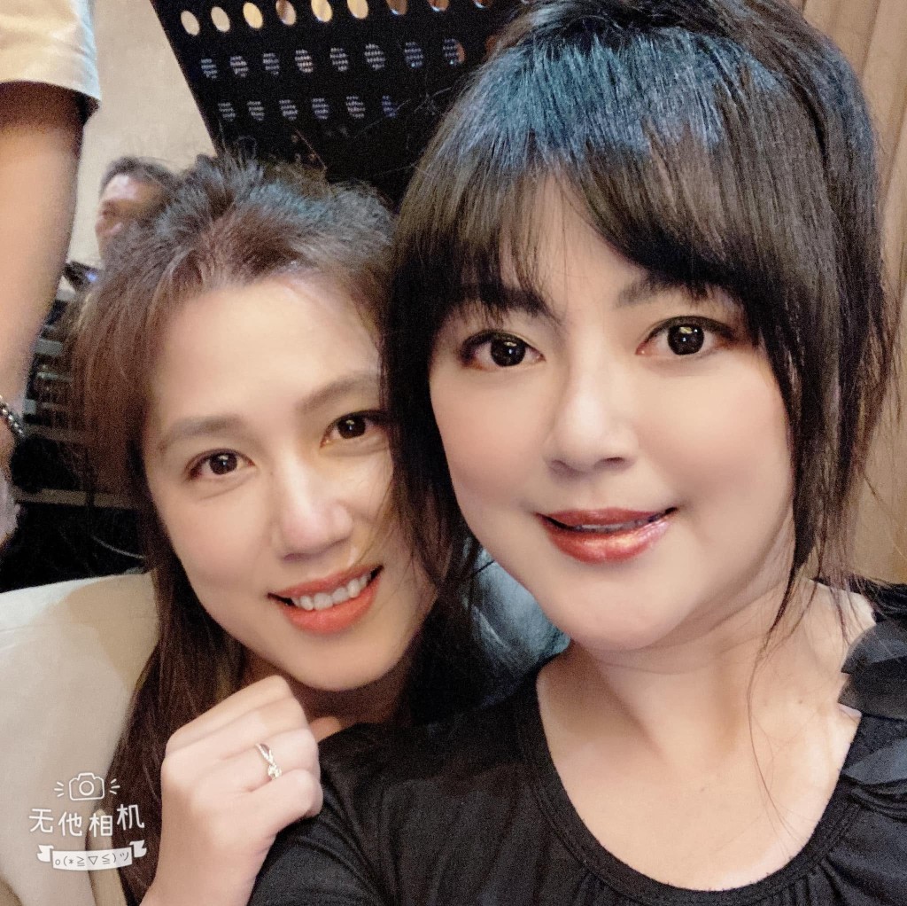 傅天穎與女性友人合照，面頰輪廓明顯比昔日發福脹大。