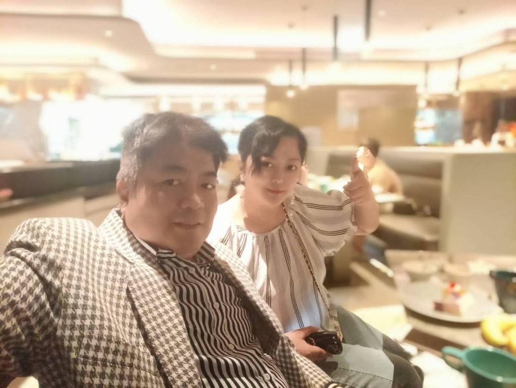 傅天穎聚會時開心比讚，圓潤身形與全盛期對比強烈。