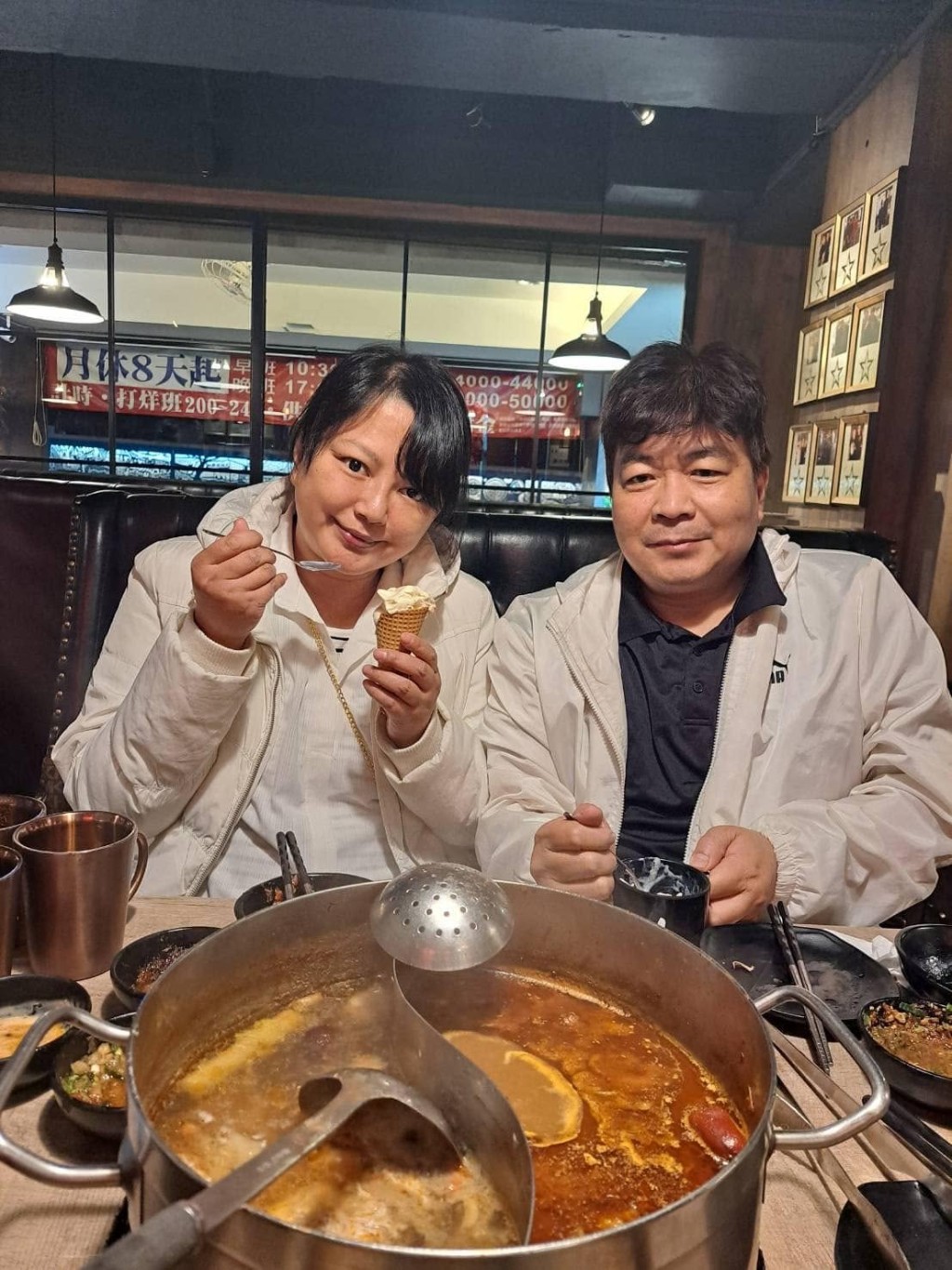 傅天穎大啖食雪糕歎火鍋，身穿厚外套難掩臃腫身軀。