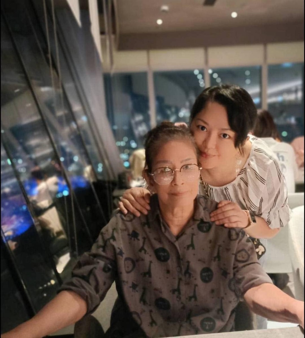 傅天穎（右）與長輩合照，臉形圓潤。