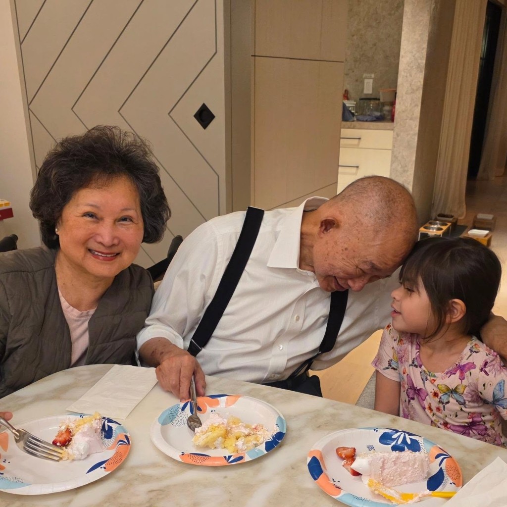 吳宇森80歲生日時與孫女頭貼頭合照,盡顯寵愛。