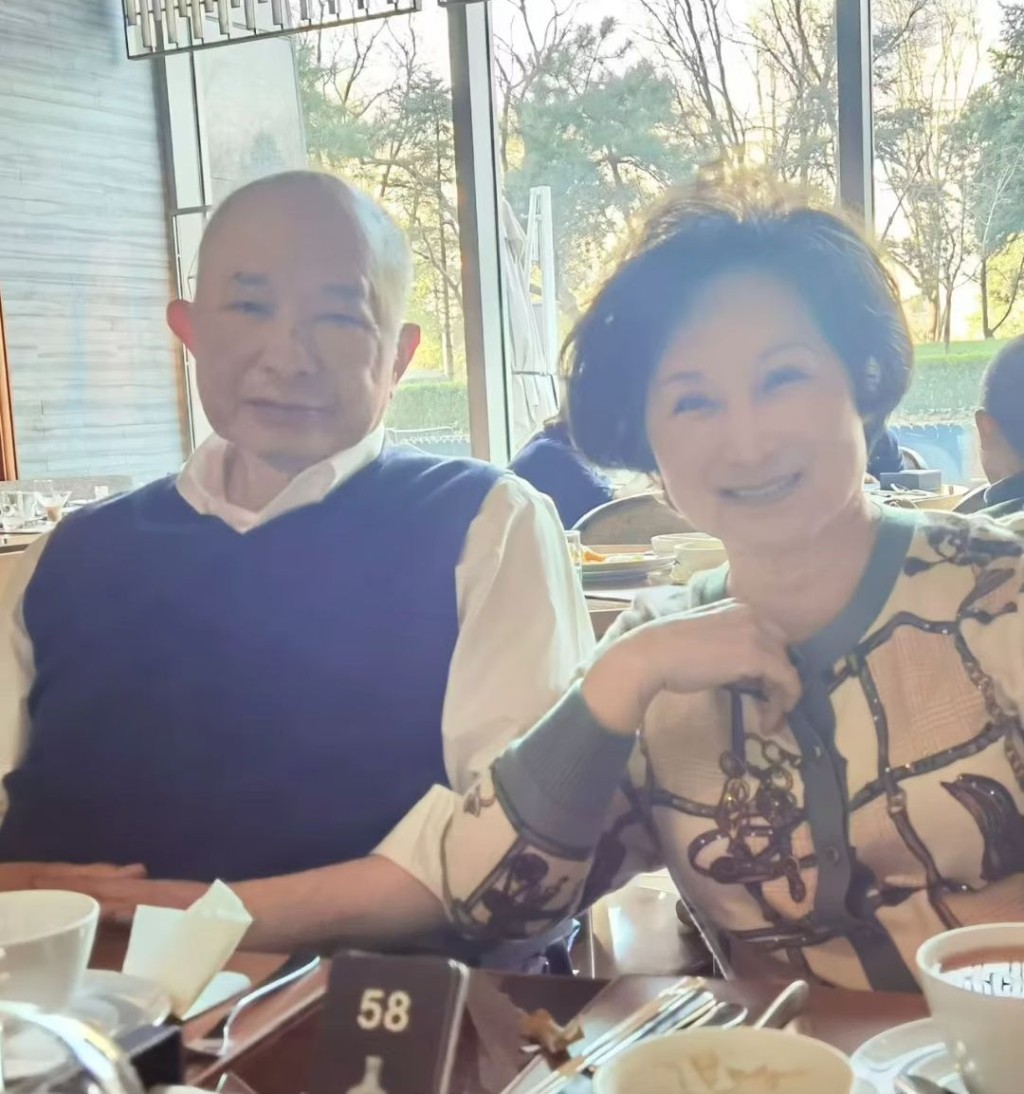吳宇森與妻子牛春龍現居於美國加州。