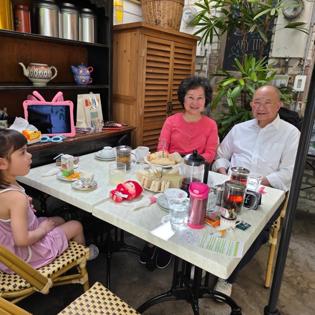 吳宇森為太太慶生時,外孫女也在場。